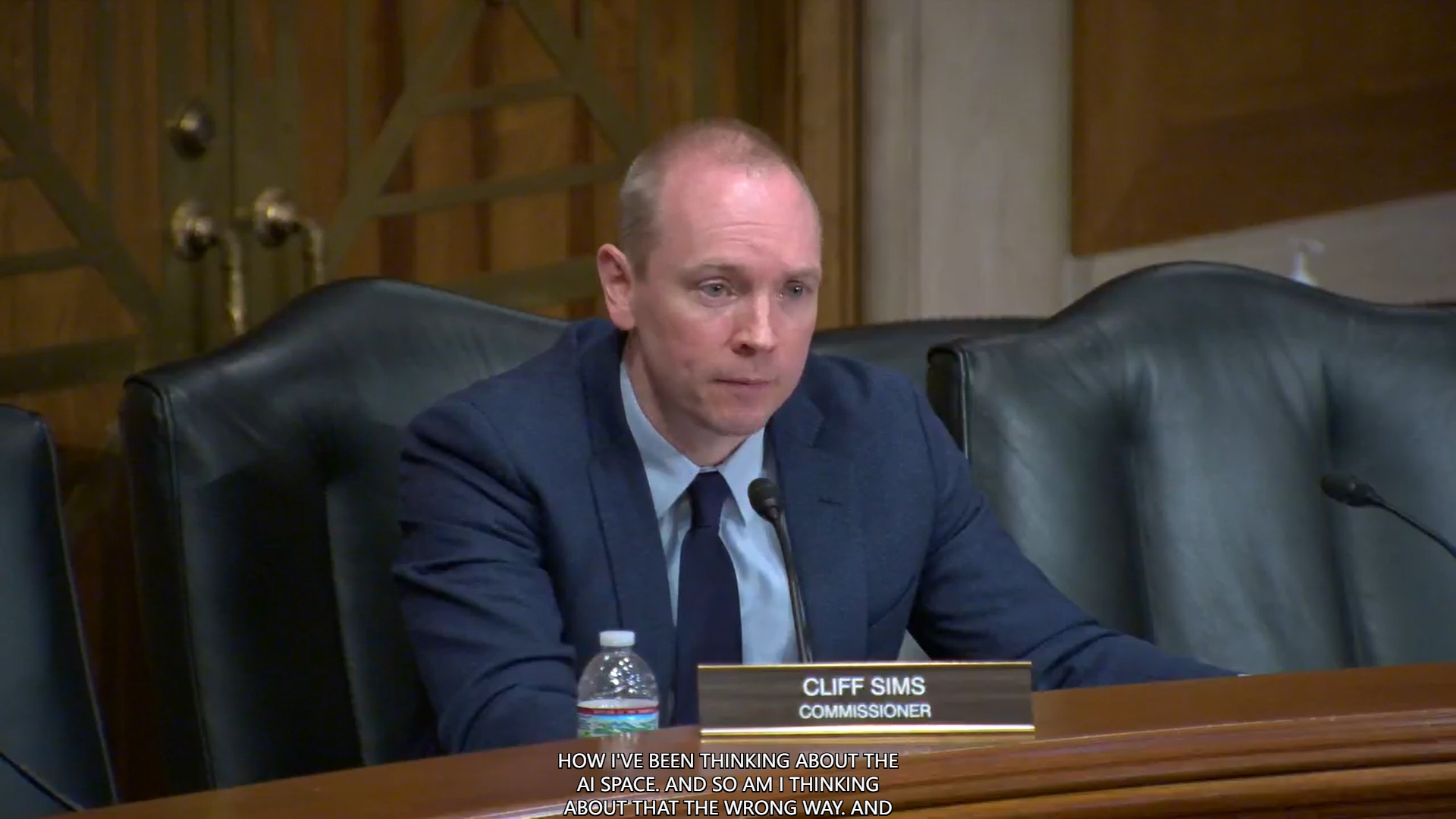 西姆斯在听证会上提出问题